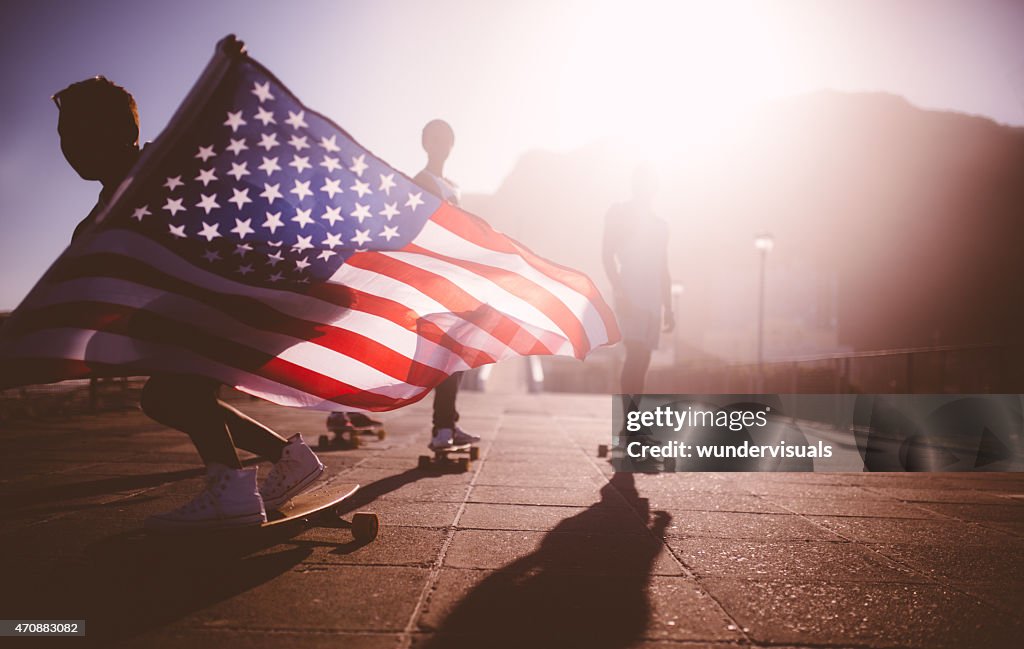 African American longboarder-amerikanischer Flagge