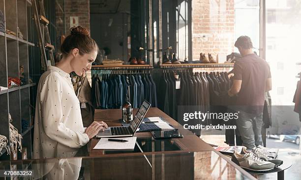 ela é sempre um passo à frente das mais recentes tendências de moda - clothing store imagens e fotografias de stock