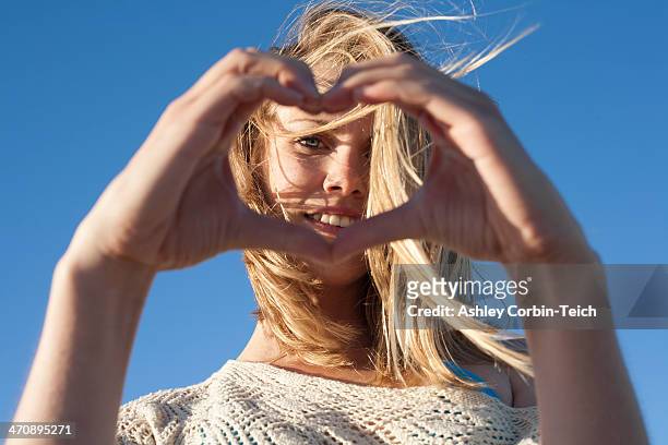 portrait of young woman making heart sign, breezy point, queens, new york, usa - i love new york stock-fotos und bilder
