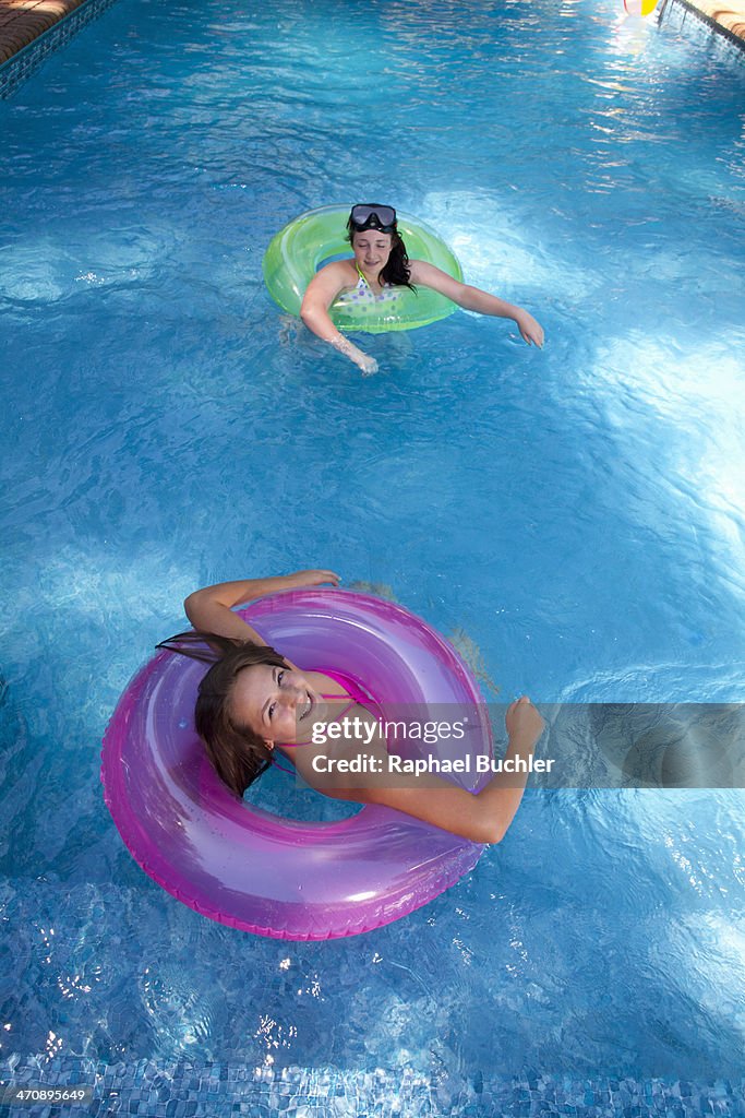 Track Pool Friends Friends Playing In Pool High-Res Stock Photo - Getty Images