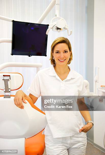 Portrait Of Female Dentist In Clinic, Foto de stock