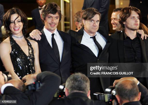 Italian actress Asia Argento smiles as she poses with her co-stars US actor Lukas Haas, US director Gus Van Sant and US actor Michael Pitt smile...