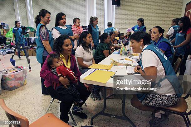 centroamericanos los refugiados, el sur de texas, verano de 2014 - central america fotografías e imágenes de stock