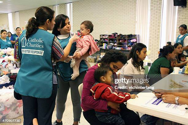 central american refugees, south texas, summer 2014 - texas church stock pictures, royalty-free photos & images