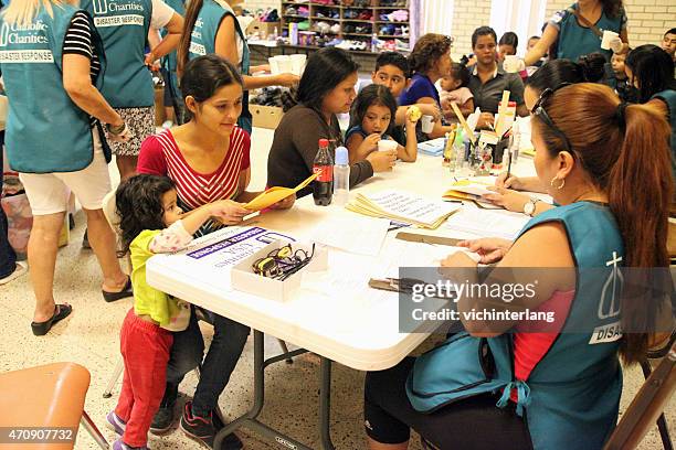 central american refugees, south texas, summer 2014 - texas church bildbanksfoton och bilder