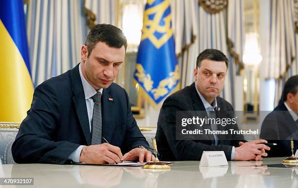 Vitali Klitschko, leader of Ukraine's UDAR opposition party and leader of All-Ukrainian Union 'Svoboda' Olej Tjahnybok at the signing of the...