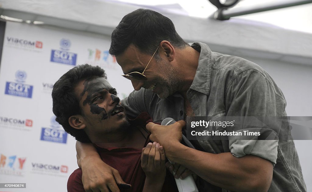 Bollywood Actors Akshay Kumar And Shruti Hassan Promote Upcoming Movie "Gabbar Is Back"