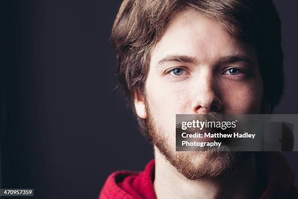 guy smirking high contrast on black - sourire narquois photos et images de collection