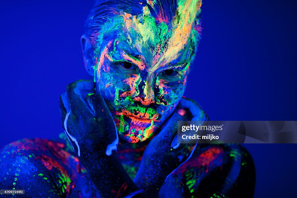 Portrait belle avec un maquillage fluo sous le Rayon ultraviolet