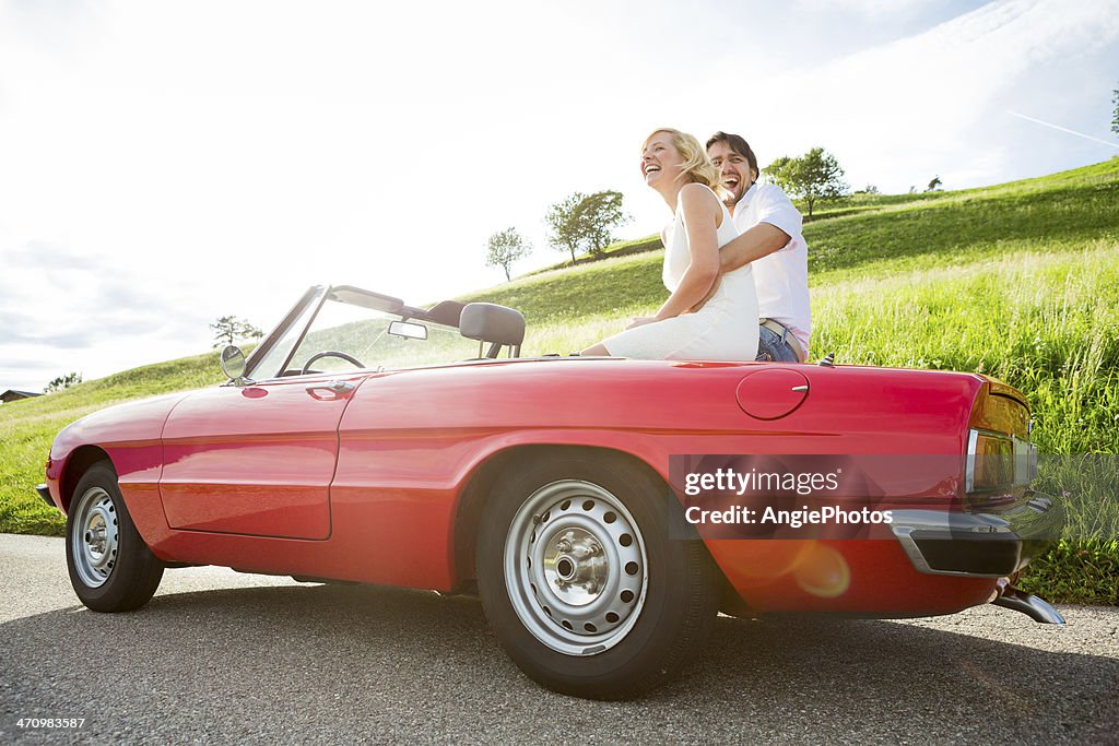 Glückliches junges Paar in ein cabriolet