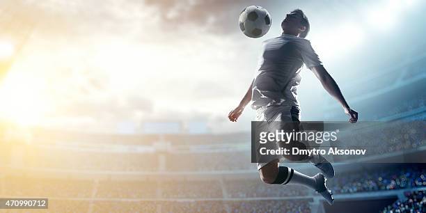 fußball spieler treten kugel im stadion - fußballspieler stock-fotos und bilder