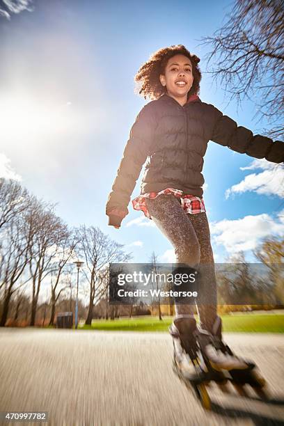 tenage fille patinage - roller en ligne photos et images de collection