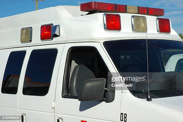serviços de emergência ii - ambulance lights imagens e fotografias de stock