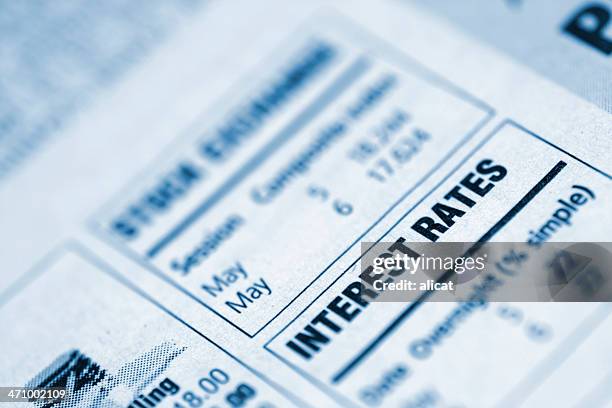 small box in a newspaper containing interest rates info - interest stockfoto's en -beelden