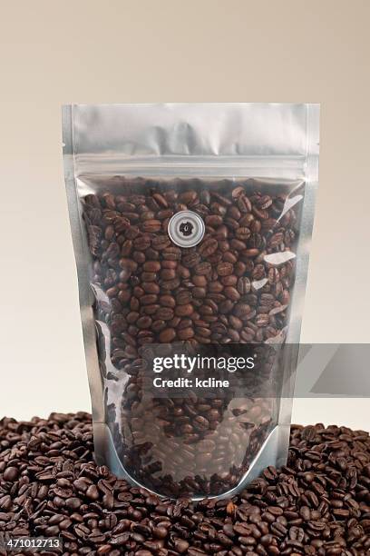 coffee pouch clear - packing parcel stockfoto's en -beelden