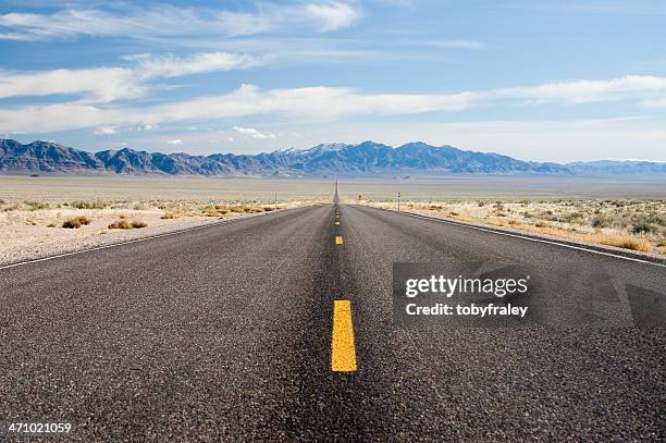 endlose road, route 375 nevada - area 51 stock-fotos und bilder