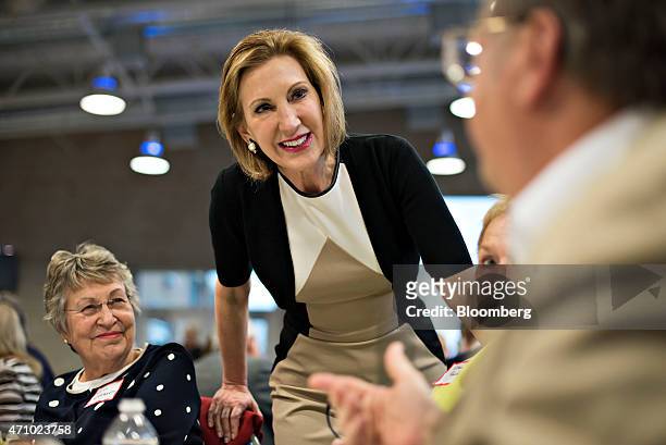 Carly Fiorina, former chief executive officer of Hewlett-Packard Co. And likely Republican presidential candidate for 2016, center, speaks with...