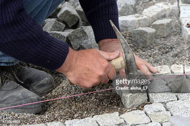 surfacing a yard - cobblestone pathway stock pictures, royalty-free photos & images