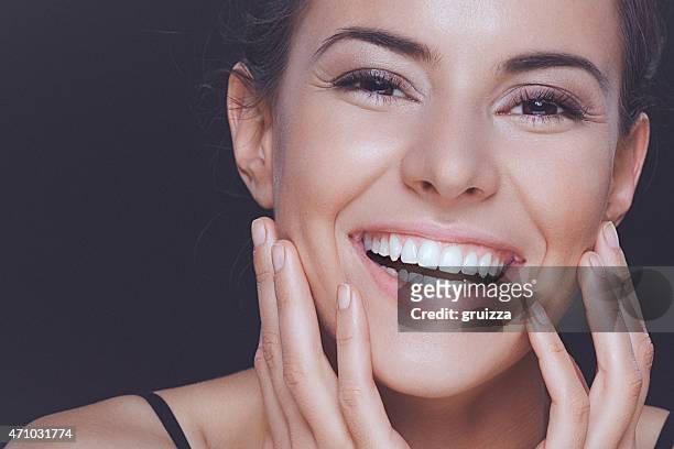 la jeune femme avec un sourire et une peau propre en bonne santé - belle peau photos et images de collection
