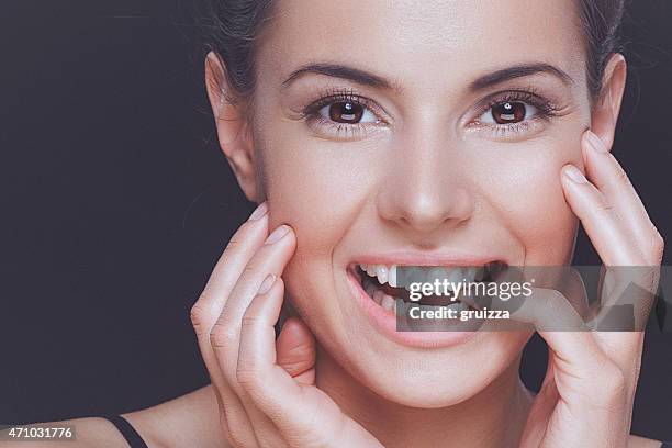 la jeune femme avec un sourire et une peau propre en bonne santé - portrait of beautiful brunette woman smile photos et images de collection