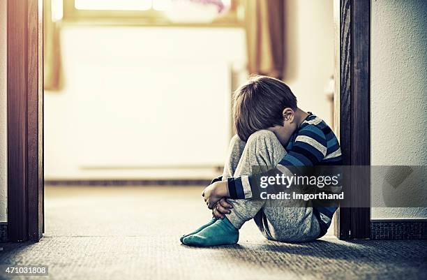 uomo anziano depresso ragazzino seduto sul pavimento - boy sad foto e immagini stock