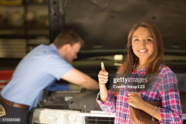 kunden, die auto mechaniker geben einen glücklich daumen nach oben für hervorragenden service. - happy client by broken car stock-fotos und bilder