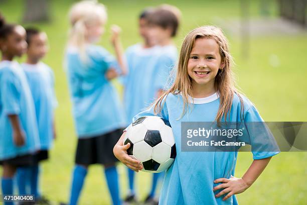 kleine kinder mit fußball - sportunterricht stock-fotos und bilder