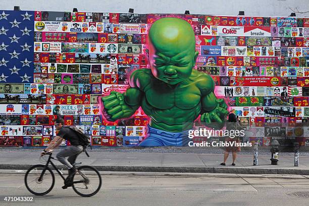 ciclos del hombre pasado enorme colorido mural en houston street nyc - mural fotografías e imágenes de stock