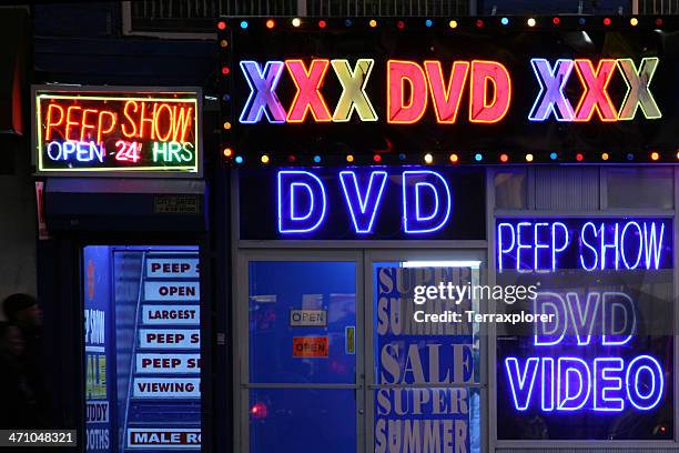 sex shop signs at night - peepshow stockfoto's en -beelden