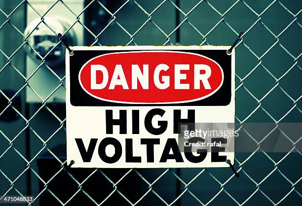 perigo alta voltagem - sinal de advertência - fotografias e filmes do acervo