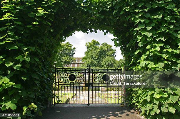 porta per giardini - ferro battuto foto e immagini stock