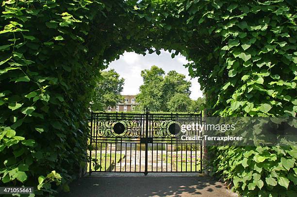 portão de jardim formal - formal garden imagens e fotografias de stock