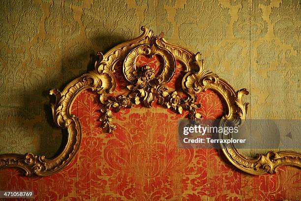 decorazioni antiche tavola sotto il materasso - rococo style foto e immagini stock