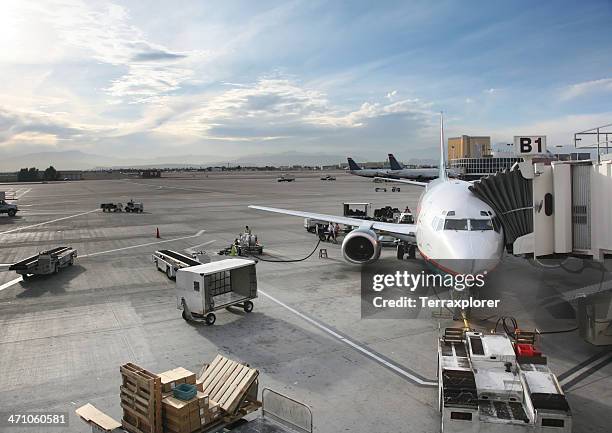 busy airport tarmac - airport cargo stock pictures, royalty-free photos & images