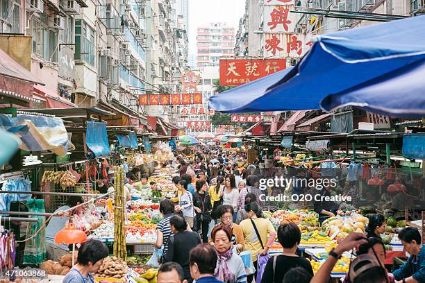 crowded hong kong street market - food street market stock pictures, royalty-free photos & images