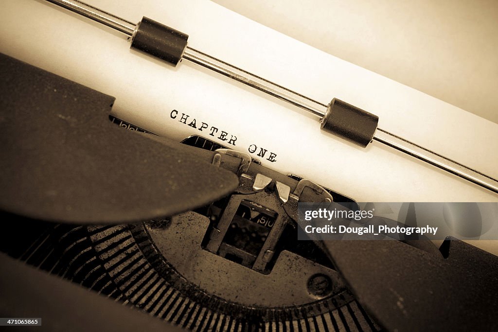 Sepia máquina de escribir Vintage con el capítulo uno ingresó