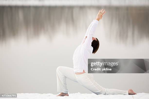 mann tun yoga im schnee - yoga in the snow stock-fotos und bilder