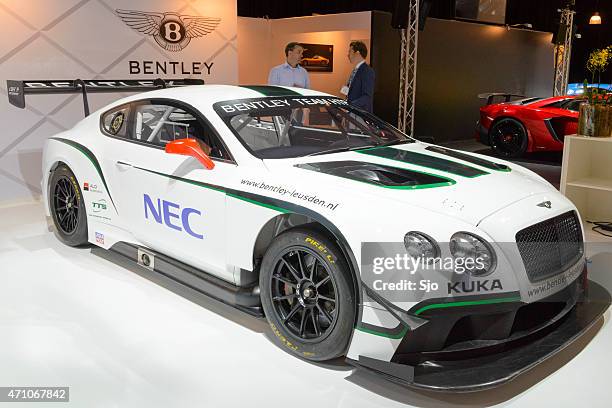 bentley continental gt3 racing car - v8 stockfoto's en -beelden
