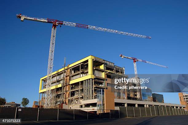 gebäude im bau mit zwei cranes - hospital building stock-fotos und bilder