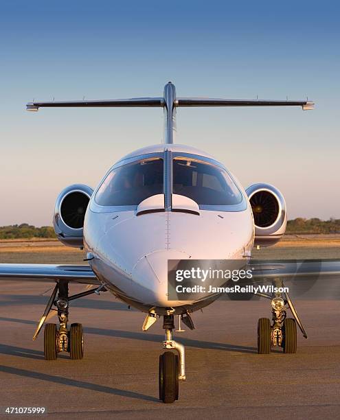 business jet - private jet stockfoto's en -beelden