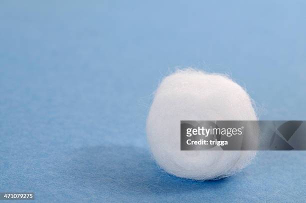 single baumwoll-ball in blau - wattebausch stock-fotos und bilder
