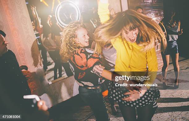 crazy amigos bailando en una fiesta disparatado en un club - luces de discoteca fotografías e imágenes de stock