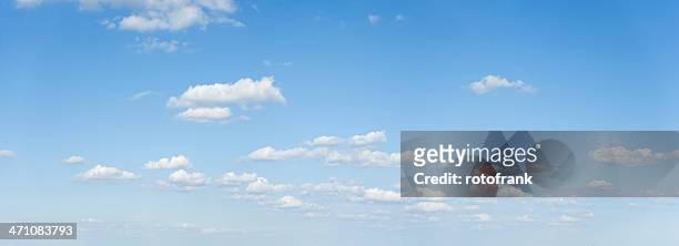 wide cloudscape on a clear blue sky - cloud sky stockfoto's en -beelden