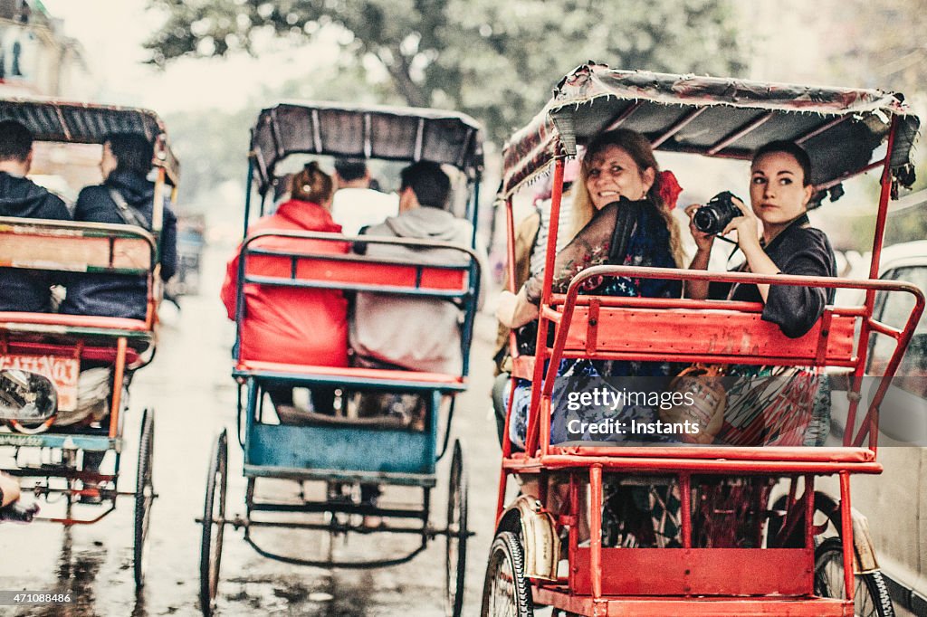 Turistas en una carretilla