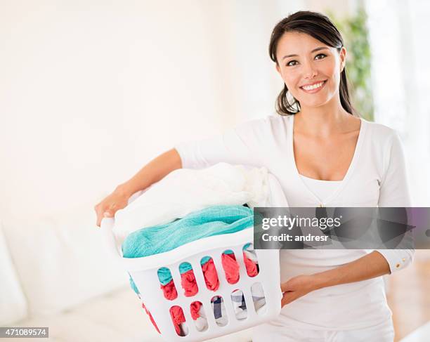 mulher em casa com uma cesta de roupa suja - cesta de roupa suja - fotografias e filmes do acervo