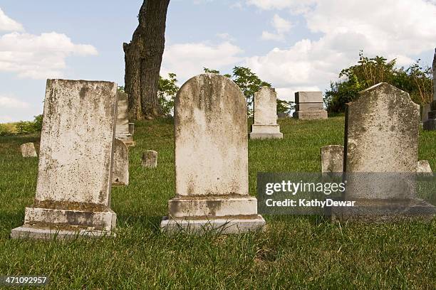 three blank headstones - grafsteen stockfoto's en -beelden