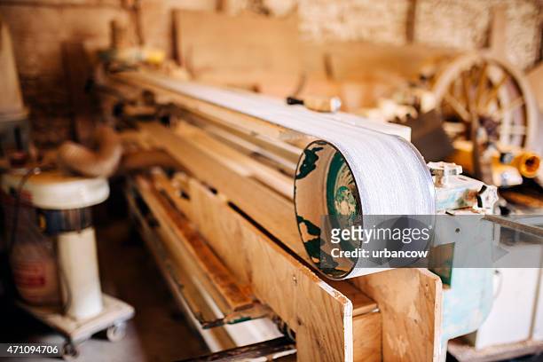 bench sander. wheelwright's workshop, carpentry tools and machinery - colyton stockfoto's en -beelden