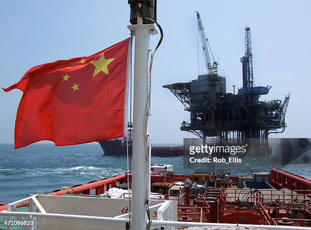 china oil - china ship stockfoto's en -beelden