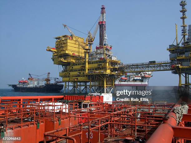 oil rig resupply - gulf of mexico oil rig stock pictures, royalty-free photos & images