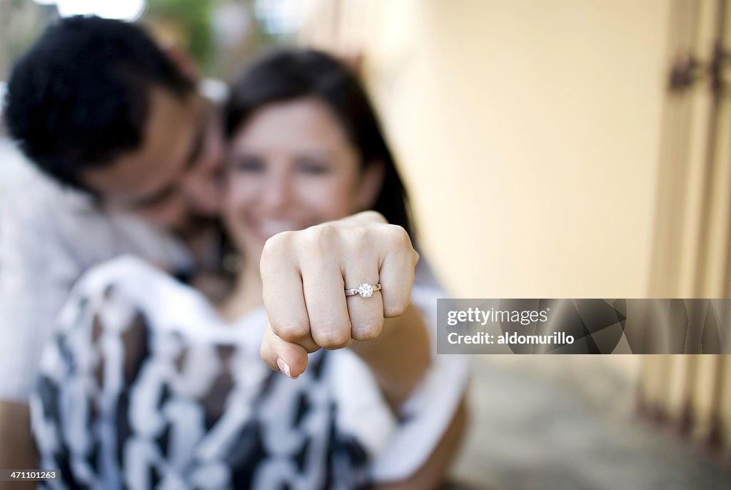 Mujer mostrando a su anillo de compromiso